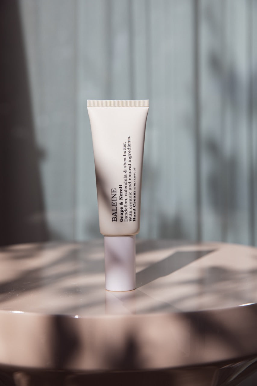 Lightweight hand cream with natural ingredients – absorbs quickly, leaving hands soft and nourished | Let håndcreme med naturlige ingredienser – trænger hurtigt ind og efterlader hænderne bløde og næret.