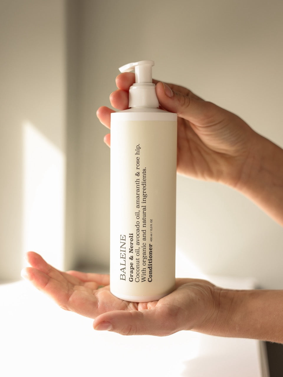 Natural conditioner in fig & floral herbs scent, designed to hydrate and smooth your hair | Naturlig conditioner med duften fig & floral herbs, designet til at fugte og glatte dit hår.