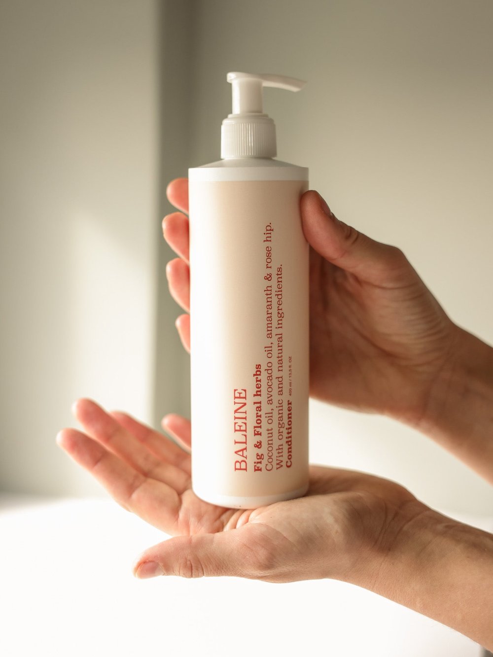 Hydrating conditioner with fig & floral herbs scent, providing softness and nourishment | Fugtgivende balsam med duften fig & floral herbs, som giver blødhed og næring.