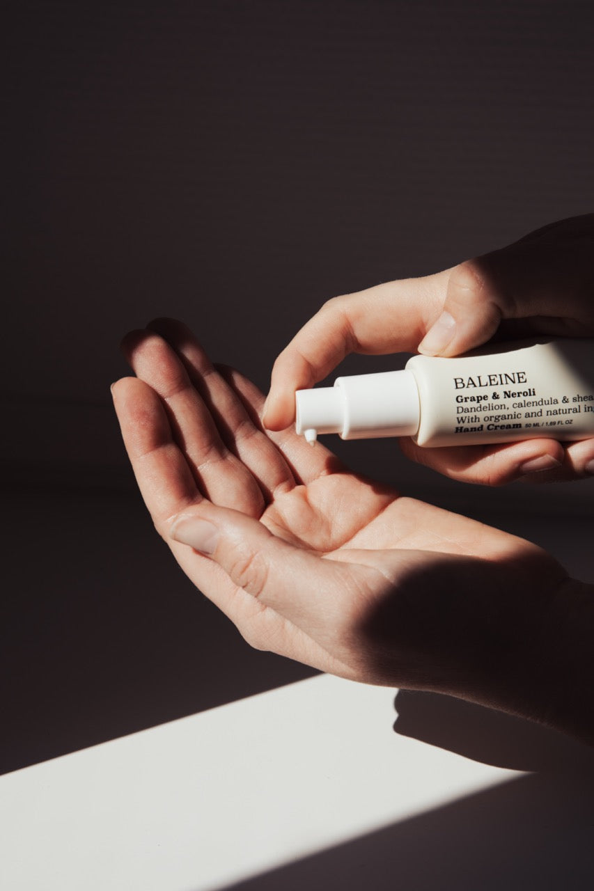 Compact hand cream with natural ingredients – moisturises and protects, ideal for dry hands | Lille håndcreme med naturlige ingredienser – fugter og beskytter, ideel til tørre hænder.