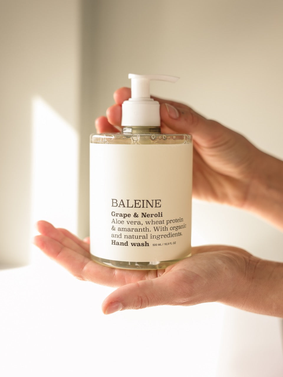 Gentle and sulphate-free hand soap with grape & neroli, made with selected ingredients for daily care | Skånsom og sulfatfri håndsæbe med grape & neroli, lavet med udvalgte ingredienser til daglig pleje.