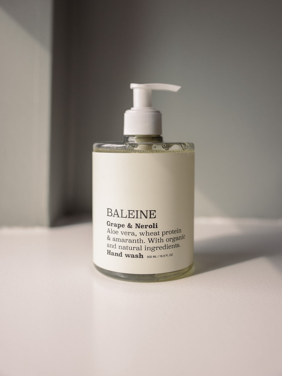 Gentle hand soap with grape & neroli scent, leaving hands soft and nourished | Skånsom håndsæbe med duften grape & neroli, som efterlader hænderne bløde og nærende.