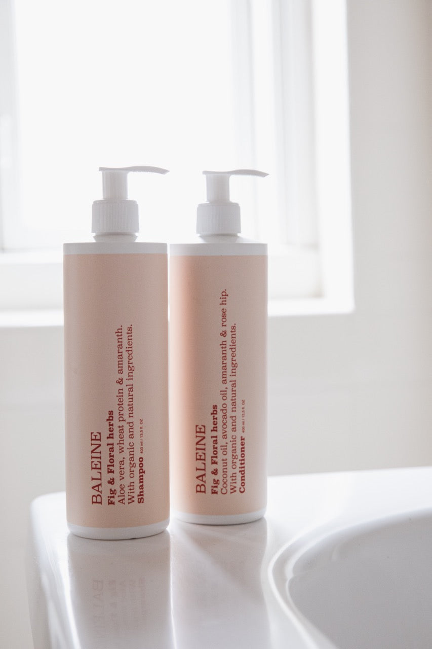 Fig & floral herbs shampoo and conditioner with a blend of nourishing ingredients for daily hair care | Shampoo og balsam med fig & floral herbs og en blanding af plejende ingredienser til daglig hårpleje.