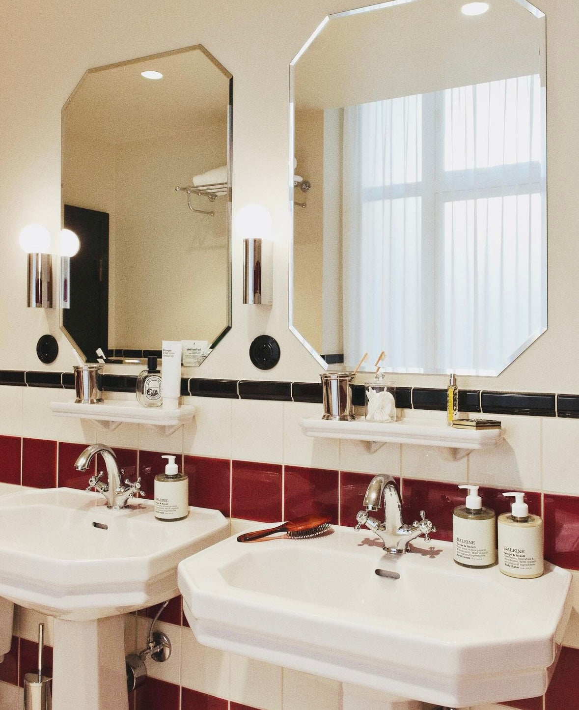 Gentle hand soap with grape & neroli scent, leaving hands soft and nourished | Skånsom håndsæbe med duften grape & neroli, som efterlader hænderne bløde og nærrende.