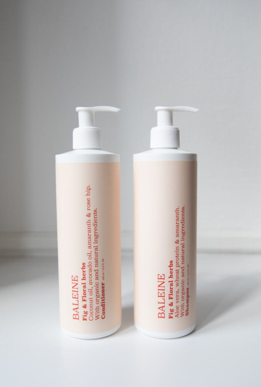 Shampoo and conditioner with fig & floral herbs scent, enriched with selected natural ingredients for a calming hair care experience | Shampoo og balsam med duft af fig & floral herbs, beriget med udvalgte naturlige ingredienser for en beroligende hårplejeoplevelse.