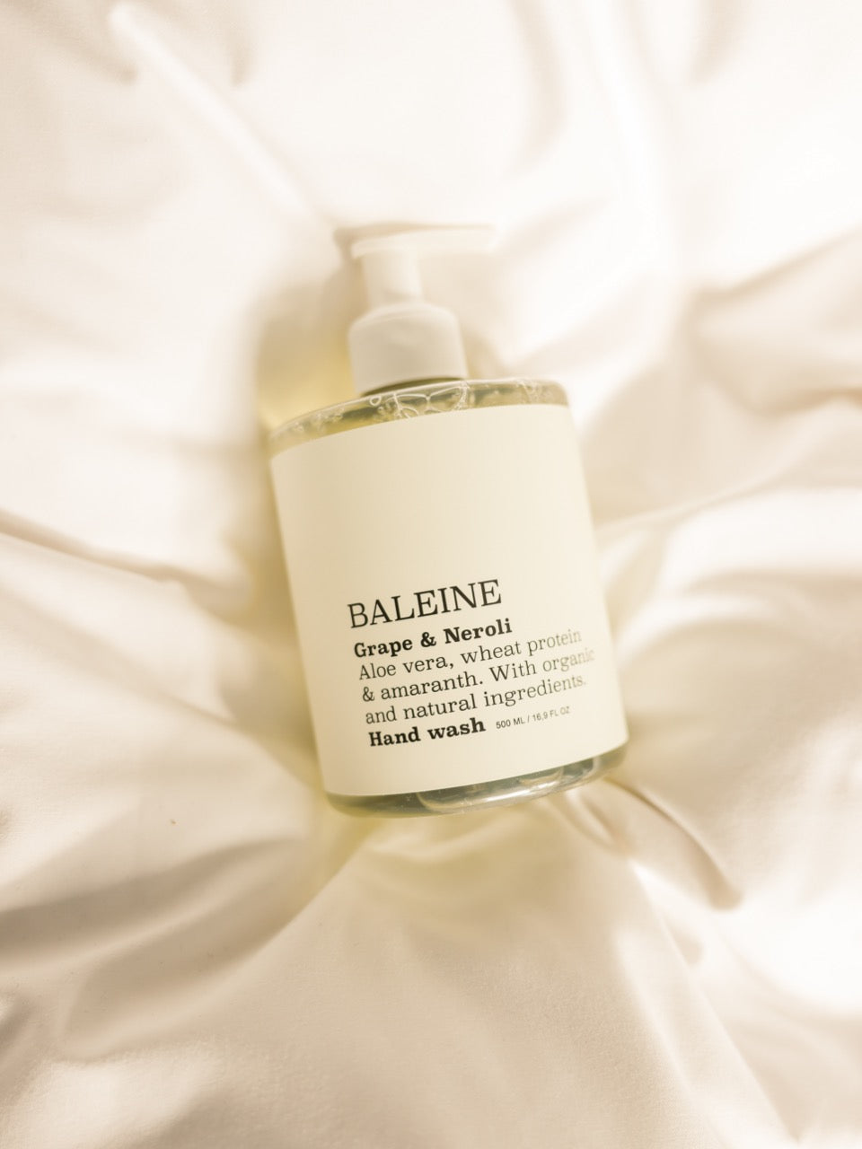 Hand soap without sulphates, scented with grape & neroli for soft, clean hands | Håndsæbe uden sulfater, med duft af grape & neroli for bløde, rene hænder.