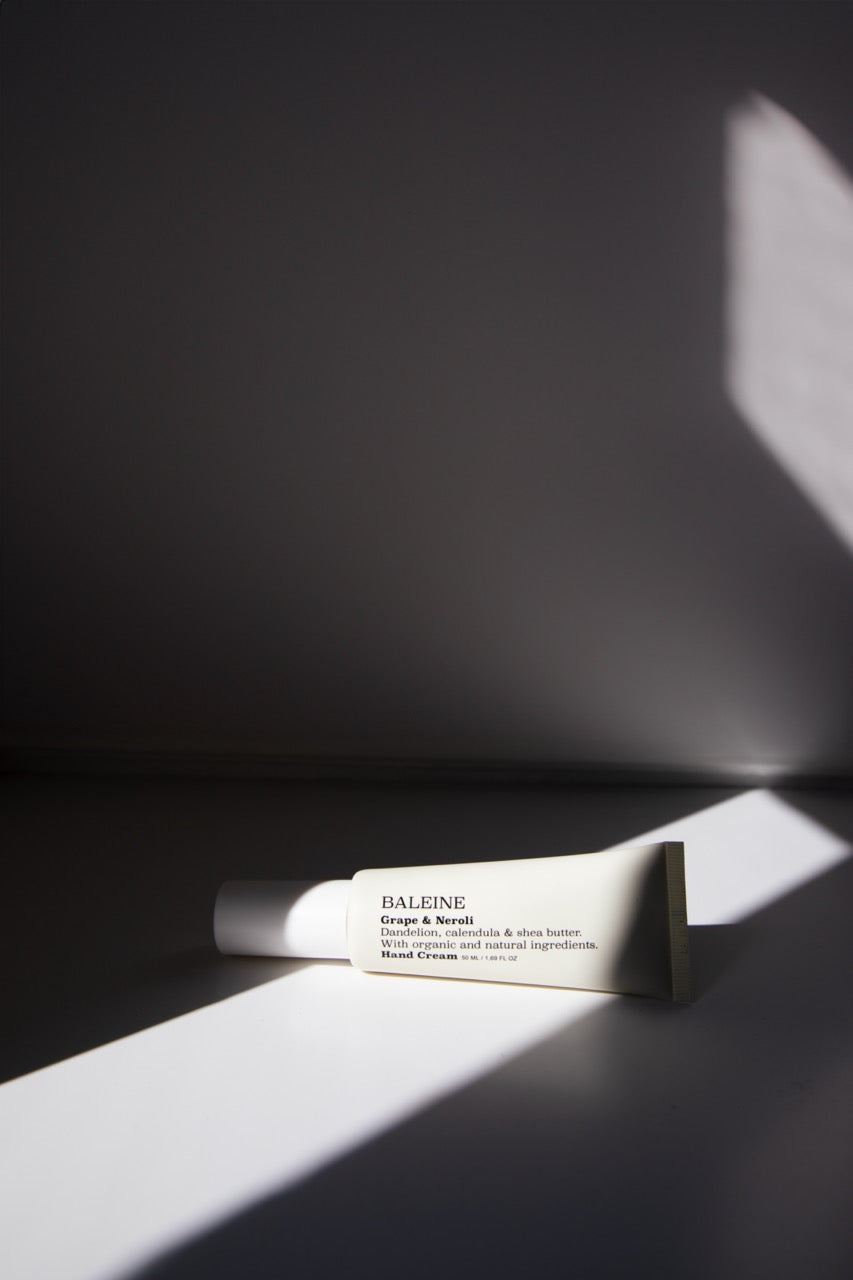 Nourishing hand cream with natural and organic ingredients – keeps hands soft and hydrated, without silicones | Plejende håndcreme med naturlige og økologiske ingredienser – holder hænderne bløde og fugtige, uden silikone.