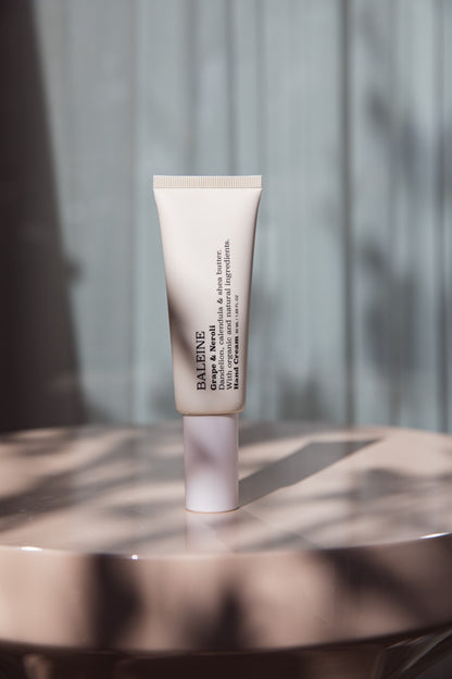 Lightweight hand cream with natural ingredients – absorbs quickly, leaving hands soft and nourished | Let håndcreme med naturlige ingredienser – trænger hurtigt ind og efterlader hænderne bløde og næret.