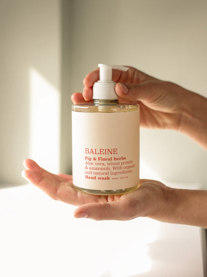 Fig & floral herbs hand soap without sulphates, combining gentle cleansing with a soothing fragrance | Håndsæbe med fig & floral herbs uden sulfater, som kombinerer skånsom rens med en beroligende duft.