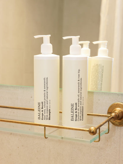 Natural shampoo and conditioner in grape & neroli scent, nourishing your hair | Naturlig shampoo og conditioner med duften grape & neroli, som nærer dit hår. 