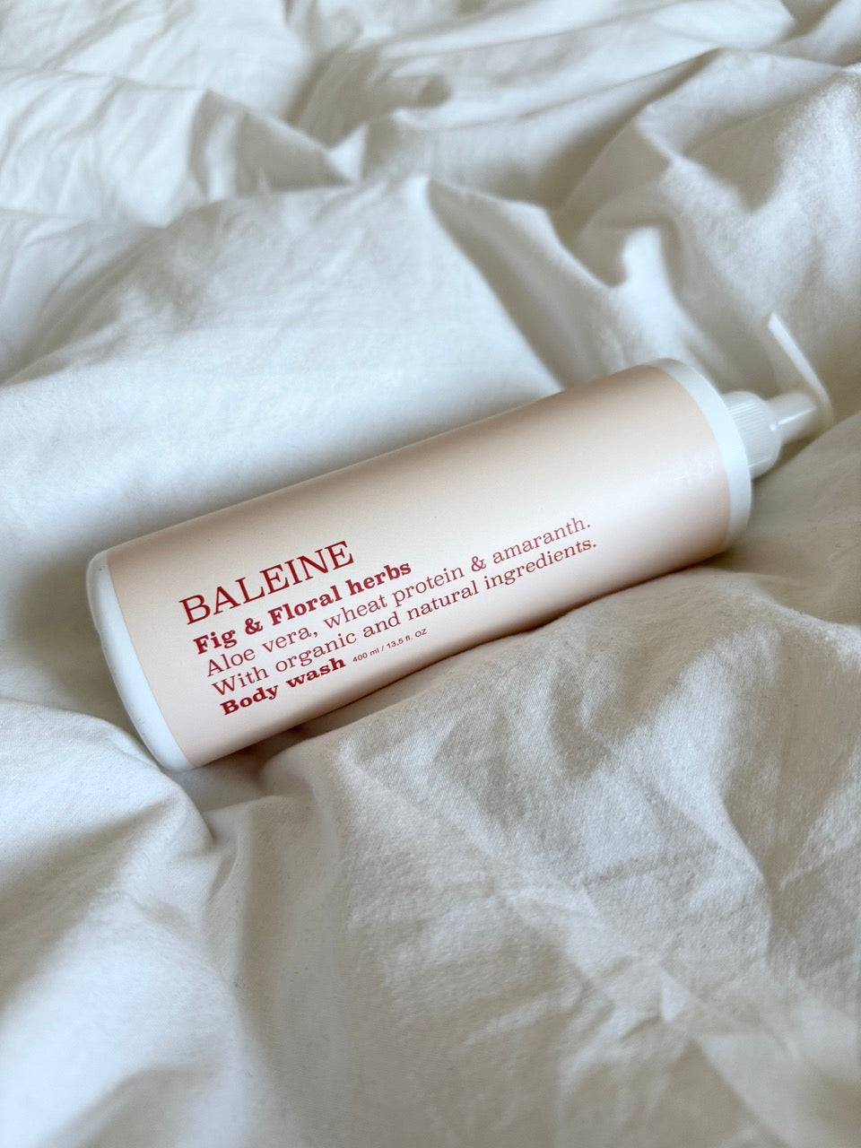 Natural body wash with fig & floral herbs, leaving skin soft and refreshed | Naturlig body wash med fig & floral herbs, som efterlader huden blød og frisk.