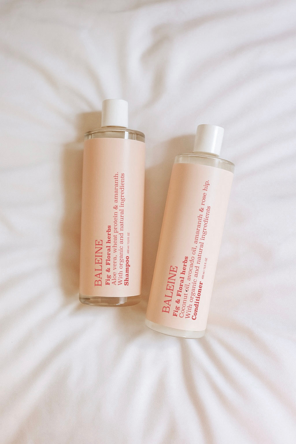 Gentle fig & floral herbs shampoo and conditioner duo, made without sulphates and ideal for daily use | Skånsomt shampoo- og balsamsæt med fig & floral herbs, uden sulfater og ideelt til daglig brug.