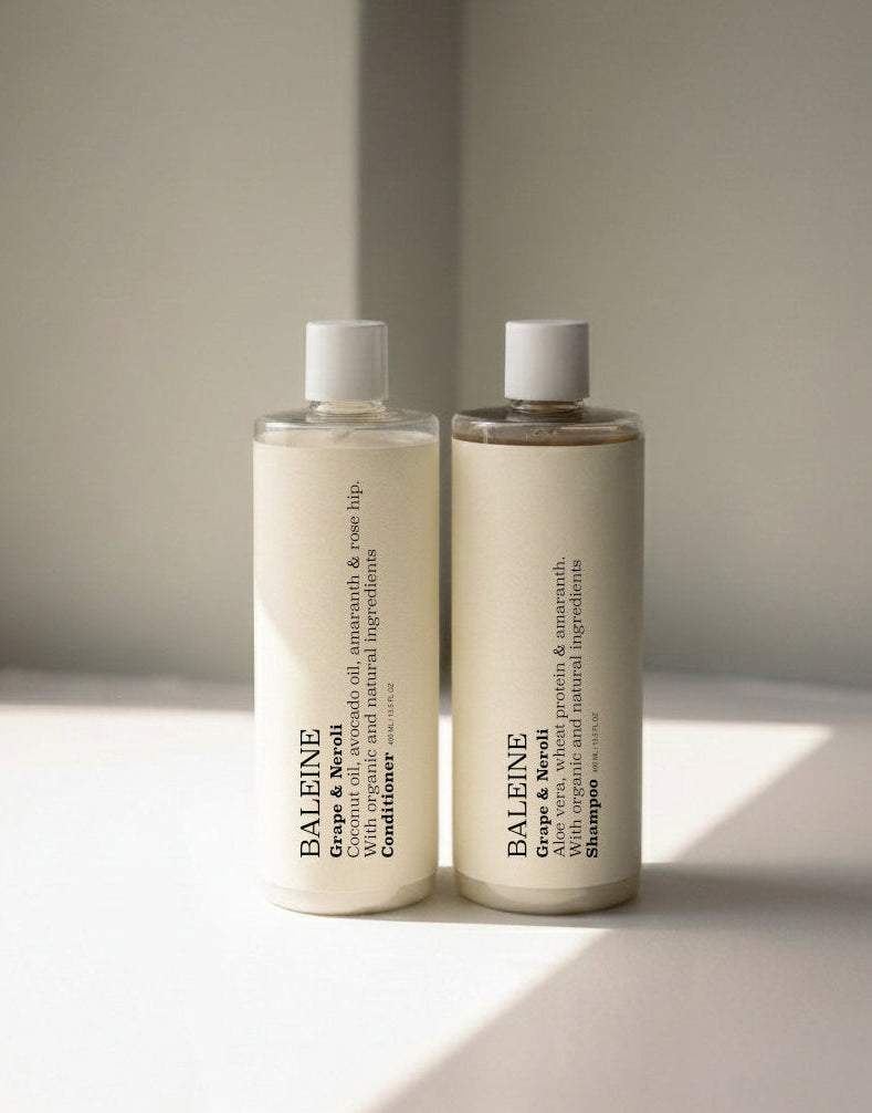 Gentle fig & floral herbs shampoo and conditioner duo, made without sulphates and ideal for daily use | Skånsomt shampoo- og balsamsæt med fig & floral herbs, uden sulfater og ideelt til daglig brug.