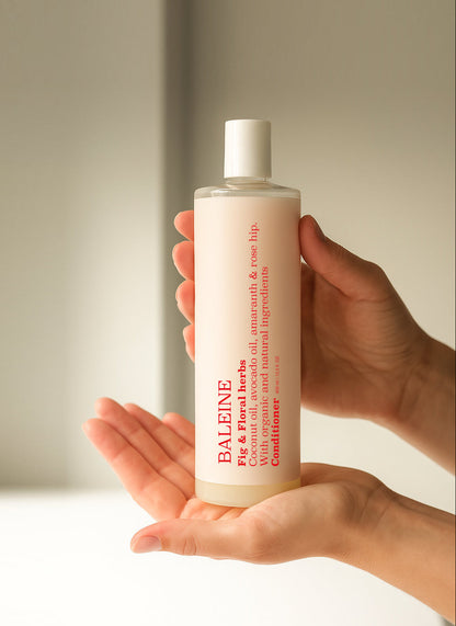 Hydrating conditioner with fig & floral herbs scent, providing softness and nourishment | Fugtgivende conditioner med duften fig & floral herbs, som giver blødhed og næring.