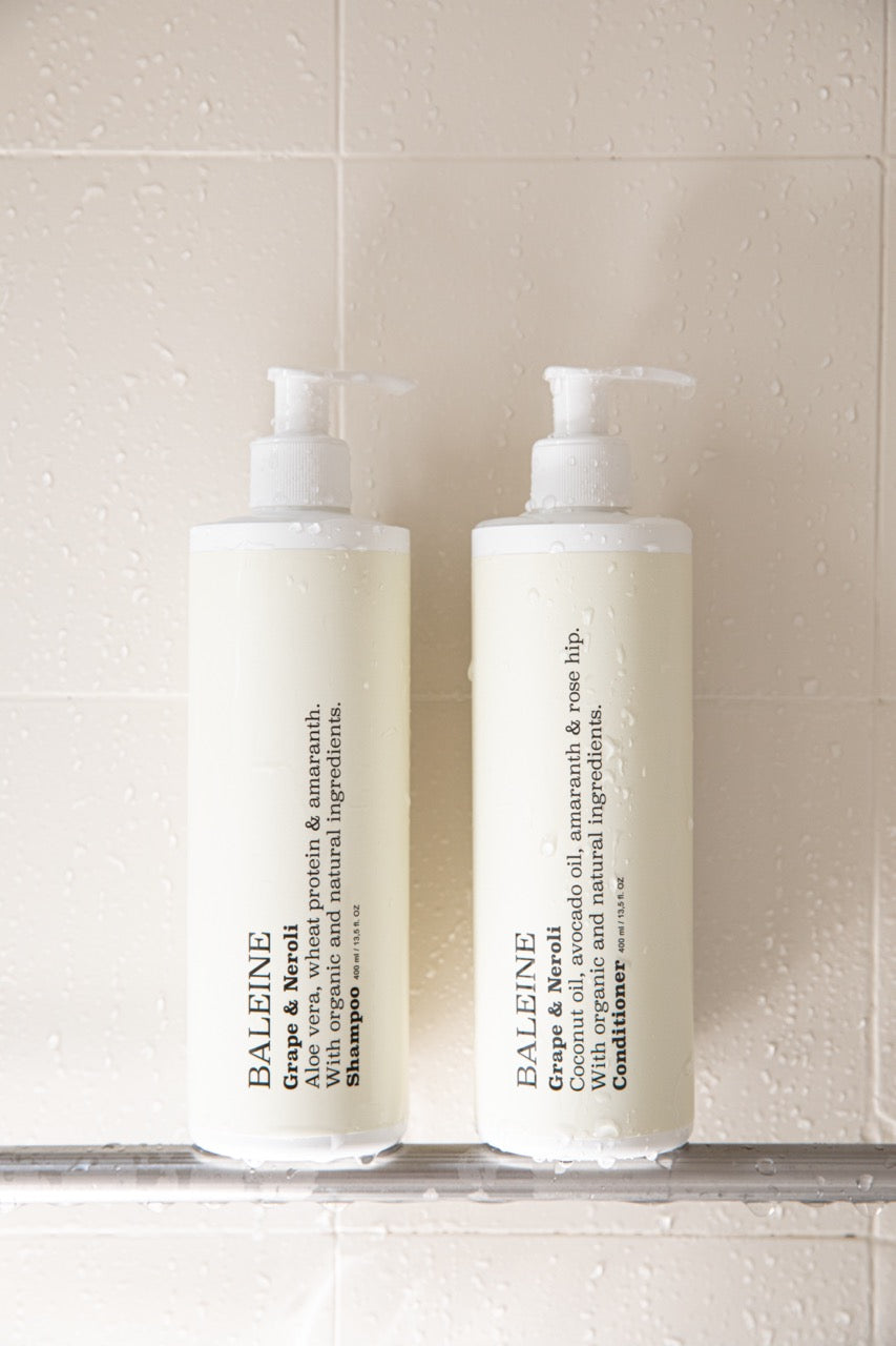 Moisturising shampoo and conditioner set with grape & neroli scent, enriched with plant-based elements | Fugtgivende shampoo- og balsamsæt med duft af grape & neroli, beriget med plantebaserede elementer.