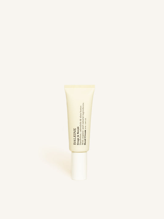 Hand cream with natural and organic ingredients – softens and moisturises, perfect for on-the-go | Håndcreme med naturlige og økologiske ingredienser – blødgør og fugter, perfekt til tasken.
