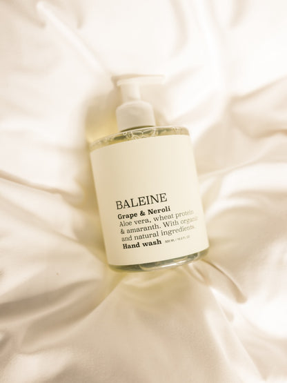 Hand soap without sulphates, scented with grape & neroli for soft, clean hands | Håndsæbe uden sulfater, med duft af grape & neroli for bløde, rene hænder.