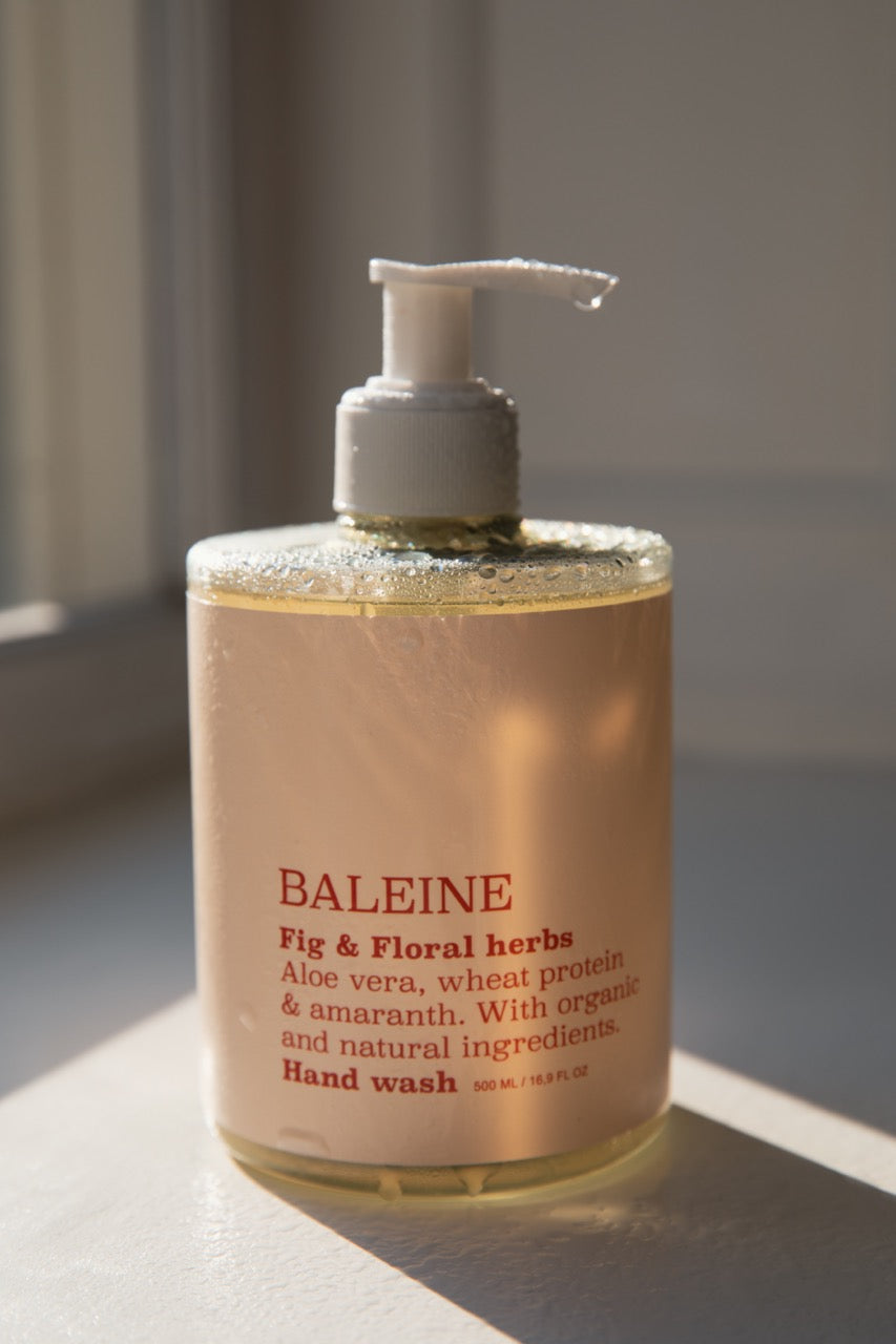 Mild, sulphate-free hand soap with fig & floral herbs, ideal for daily care of sensitive hands | Mild, sulfatfri håndsæbe med fig & floral herbs, ideel til daglig pleje af sensitive hænder.