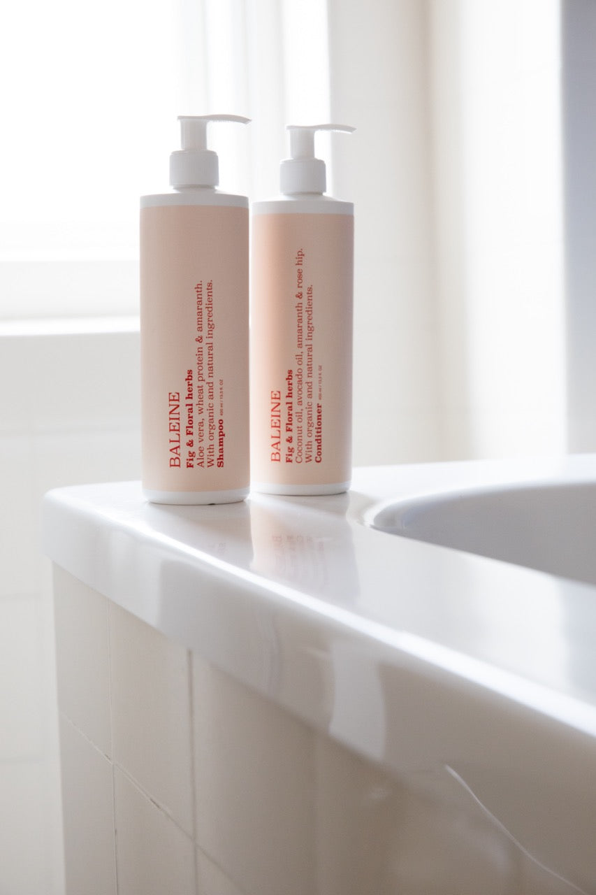 Hydrating shampoo and conditioner with fig & floral herbs, sulphate-free and suitable for all hair types | Fugtgivende shampoo og balsam med fig & floral herbs, sulfatfri og velegnet til alle hårtyper.