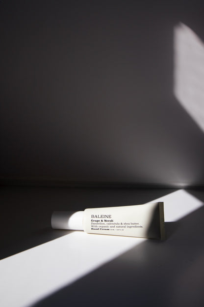 Nourishing hand cream with natural and organic ingredients – keeps hands soft and hydrated, without silicones | Plejende håndcreme med naturlige og økologiske ingredienser – holder hænderne bløde og fugtige, uden silikone.